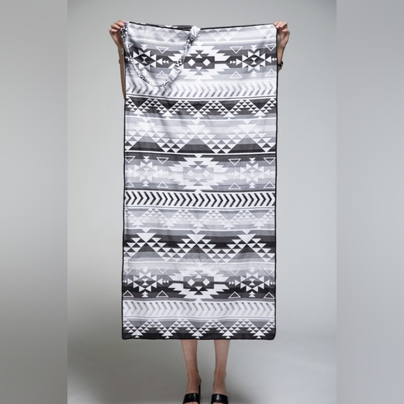 2 in 1 Beach Towel & Bag - Shoulder Bag Turns Into a Beach Towel! - Black White - Picture 5 of 9